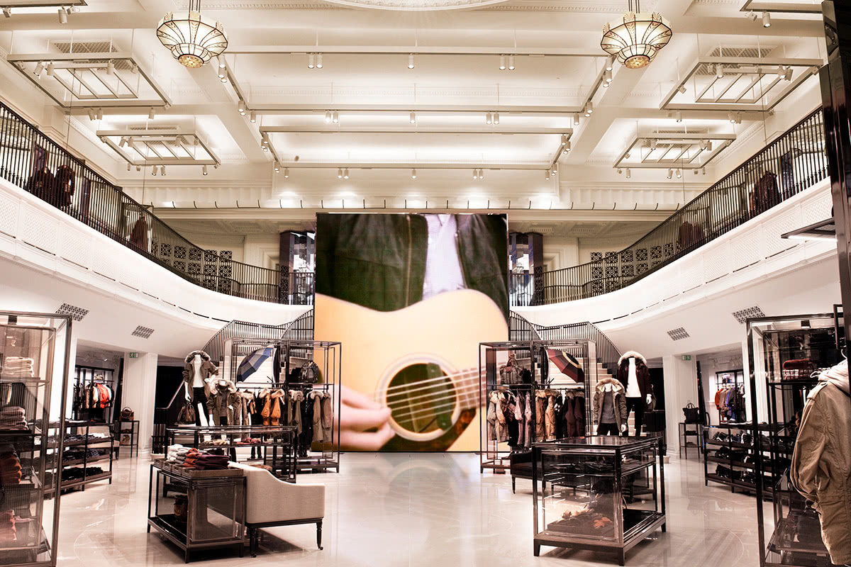 Luxe Digital luxury Burberry big data store