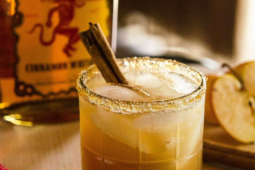 La botella perfecta de whisky (Guía 2020) 11 Receta de cóctel de whisky con canela y bola de fuego pastel de manzana con hielo - Luxe Digital
