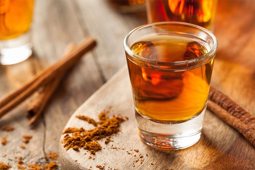 La botella perfecta de whisky (Guía 2020) 3 Vaso de whisky canela bola de fuego - Luxe Digital