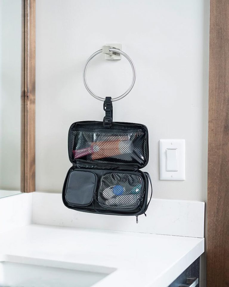 mens hanging dopp kit