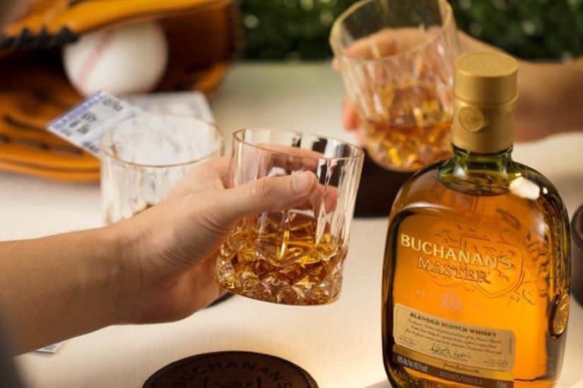 Encuentra la botella de whisky perfecta (2021) 5 Revisión de la botella de Buchanans - Luxe Digital