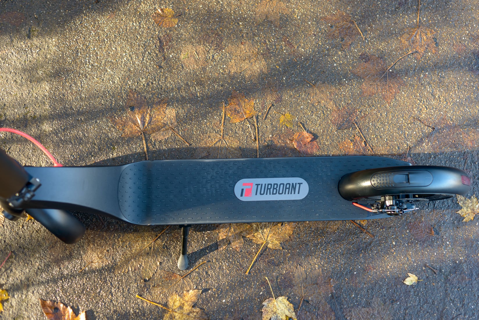 TurboAnt X7 Pro review electric scooter foot plate - Luxe Digital
