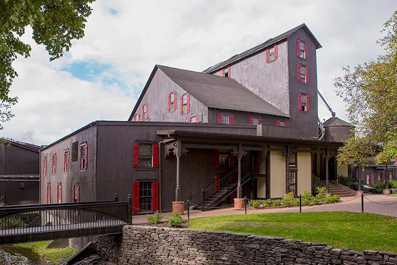 makers mark bourbon distillery tour loretto kentucky - Luxe Digital