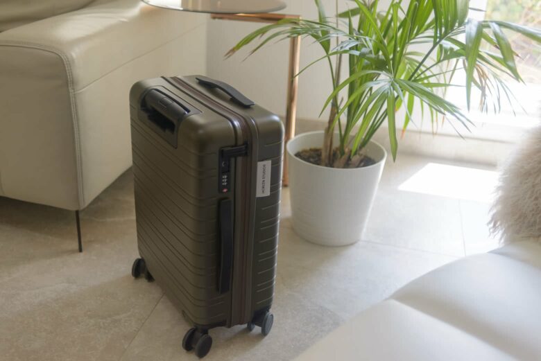 Smart Luggage Battle: Away vs Horizn Studios (+ video)