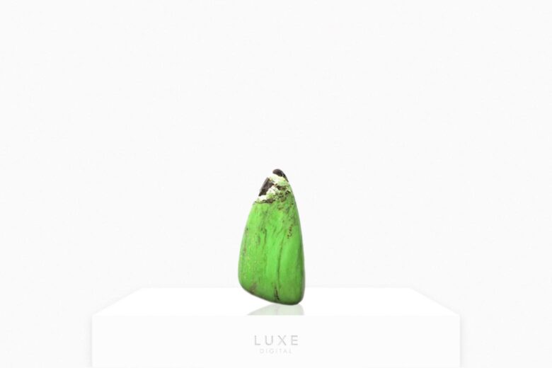 green gemstones gaspeite review - Luxe Digital