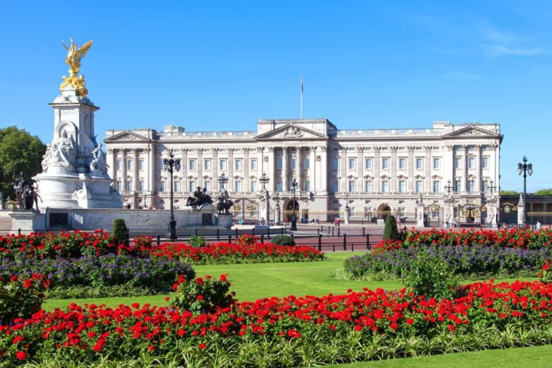 biggest houses in the world buckingham palace review - Luxe Digital