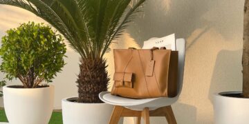 KAAI Helix Review: Slip From Work To Weekend With This XL Tote