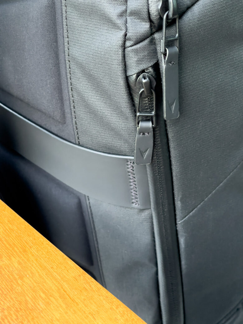 Vincero commuter backpack review zippers - Luxe Digital