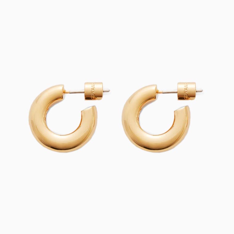 women business casual guide cuyana mini hoop earrings - Luxe Digital