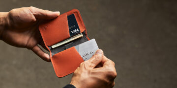 best minimalist wallets men reviews - Luxe Digital