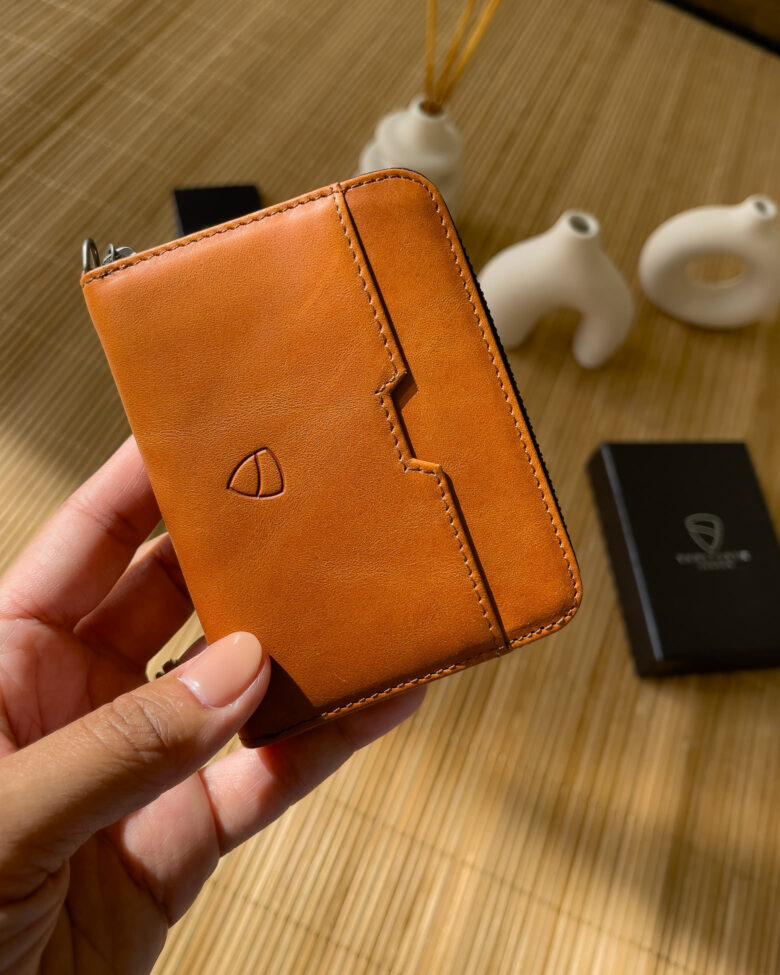 Vaultskin Mayfair wallet review size - Luxe Digital