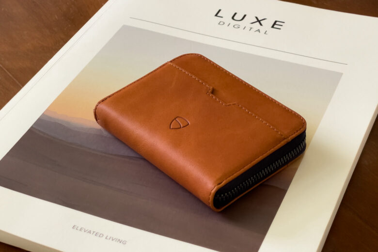 Vaultskin Mayfair wallet review - Luxe Digital