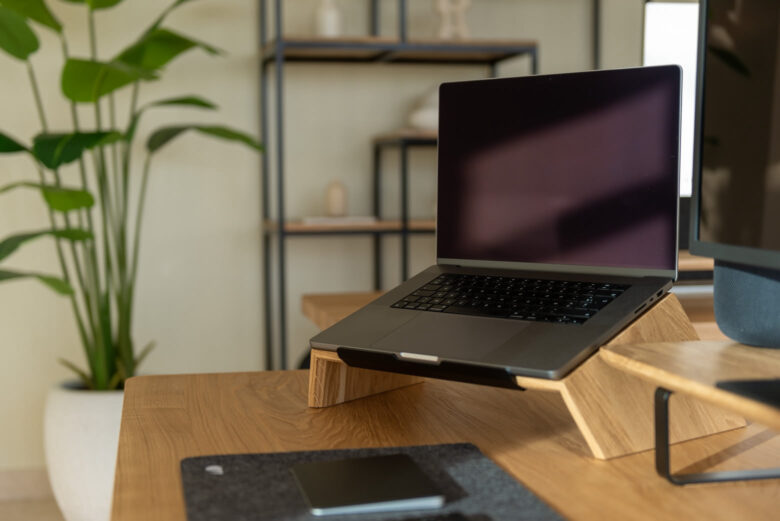 Oakywood standing desk review laptop stand - Luxe Digital