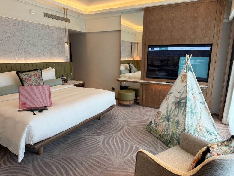 mandarin oriental singapore review family suite bedroom luxe digital